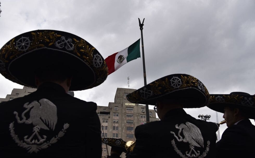 Mariachis tocando con pasión